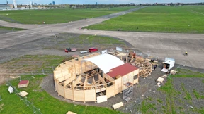 Ein Luftschloss auf weitem Feld