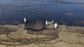 Öl aus Tanker verschmutzt Küste von Peru