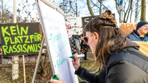 Prügelnder Lehrer, Hakenkreuz auf dem Klo: „Wir haben ein Rassismus-Problem“