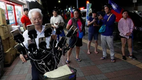 „Pokémon-Opa“ spielt auf 15 Smartphones gleichzeitig