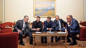 Dann zückte Macron sein Handy und wählte „Donald Trump“