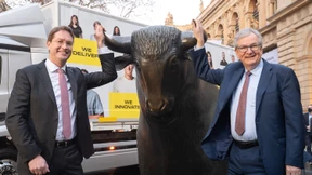 Daimler Truck startet mit Gewinnen in den Handel