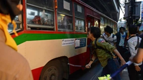 Rothemden ziehen sich nach Unruhen zurück