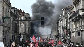 Demonstranten legen Feuer vor Rathaus in Bordeaux