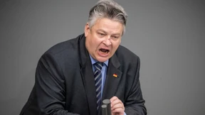 AfD-Bundestagsabgeordneter soll Beamtenstatus verlieren