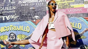 Michelle Elie trägt Comme des Garçons