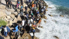 Flüchtlinge durchbrechen italienische Polizeisperren