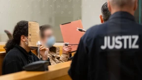 Junges Paar wegen Mordes zu Haftstrafen verurteilt