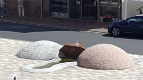 „Penis-Brunnen“ zieht Schaulustige an