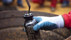 Brent fält kurzzeitig unter 50 Dollar