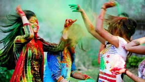 Warum Leute einander mit Farbe bewerfen