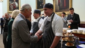 Charles zahlt Angestellten Energie-Bonus