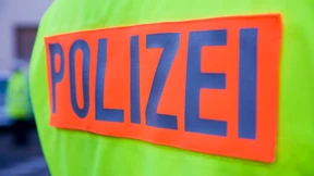 Mann gibt bei Kontrolle Gas und fährt Polizisten an