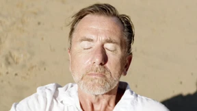 Ein Mann geht unter wie die Sonne