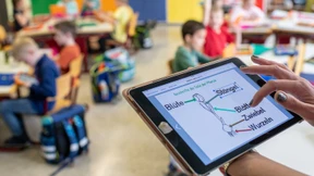 Jede Schule soll 25.000 Euro für Tablets und Laptops bekommen