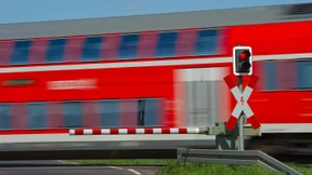 Mann wird von Zug überfahren