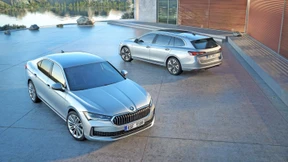 Hinten locker die Beine übereinanderschlagen