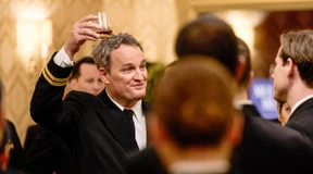 Ein Toast auf die sterbenden alten Gewalten