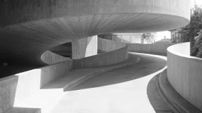 Als Fahrer noch kopfüber im Straßengraben zum Stillstand kamen