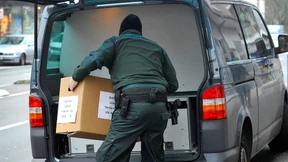 Geschäfts- und Wohnräume durchsucht