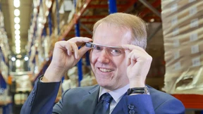 Mit der Datenbrille durch das Lager