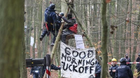 Pyrotechnik und Steinwürfe
