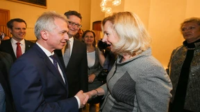 SPD-Amtsinhaber Feldmann deklassiert CDU-Kandidatin