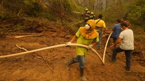 Löscharbeiten in „ungleicher Schlacht gegen die Natur“ nehmen Fahrt auf