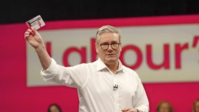 In Hemdsärmeln und ohne Schlips