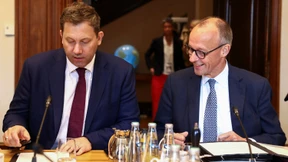 Vizekanzler Lars Klingbeil (SPD mit Bundeskanzler Friedrich Merz (CDU) während der Klausurtagung des Kabinetts im Oktober