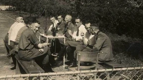 Name von KZ-Arzt bleibt vorerst auf Ehrenmal gemeißelt