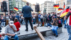 125 kommen zu „Merkel muss weg“ - 10.000 demonstrieren dagegen