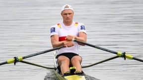 Ein Ruderer und das einsame Feilen