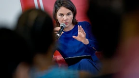 Baerbock will mit Amerika führen