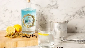 Die Queen geht unter die Schnapsbrenner