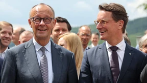 Sie führen den nächsten Schulter-an-Schulter-Moment vor