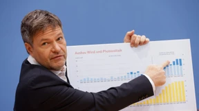 Eine Million Fußballfelder für Windkraft: Habecks unmögliche Mission?