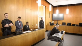 Drei Gärtner kamen mit Mistgabeln