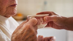 So beschäftigen Sie Ihre ausländische Pflegehilfe legal