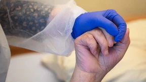 Wie Corona-Ausbrüche in Altenheimen die Inzidenz beeinflussen