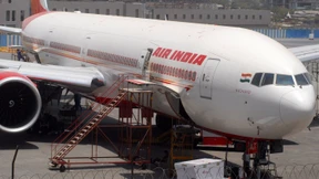 Politiker schlägt Steward mit Sandale