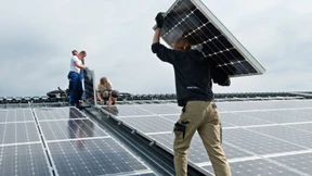 Vielen Arbeitnehmern winkt 2022 mehr Geld