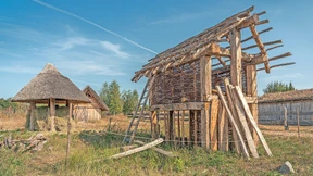 Rundgang durchs frühe Mittelalter im Freilichtlabor Lauresham
