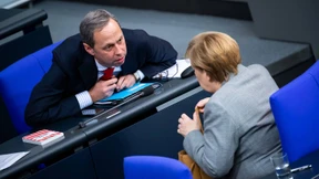 Der fleißige Herr an Merkels Seite