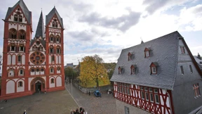 Kassenprüfer wälzen Bücher und zählen nach