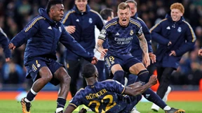 Rüdiger spannt die Drahtseile