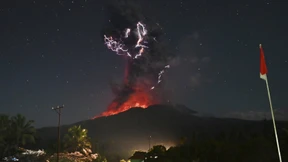 Vulkanausbruch mit Blitz-Wolke