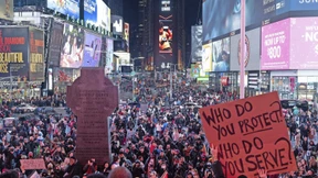 Schläge mit Stöcken, Tritte gegen den Kopf