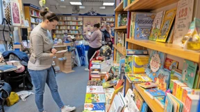 Eingesperrt mit Büchern, Wein und Snacks