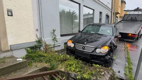 Mann fährt Ehefrau und Kind an